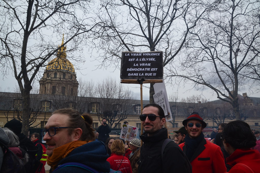 Jeanne Menjoulet — Manifestations en France : 272 interpellations et des tensions près de l’Élysée le 17 octobre