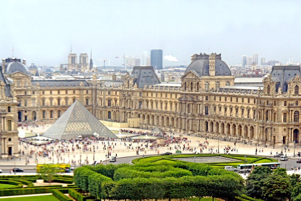 archer10 (Dennis) — À la veille du premier anniversaire du cambriolage du Louvre, huit joyaux restent introuvables