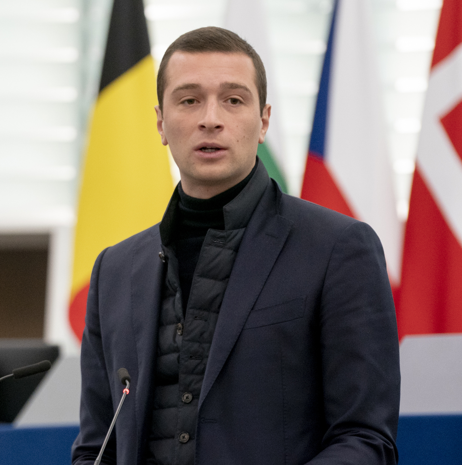 European Parliament - Affaire Bardella : en campagne à Cournon, Marine Le Pen lui renouvelle sa confiance