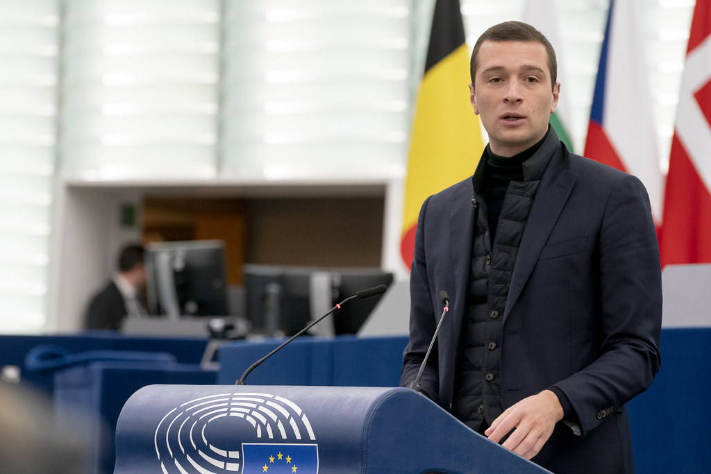 European Parliament - Affaire Bardella : en campagne à Cournon, Marine Le Pen lui renouvelle sa confiance