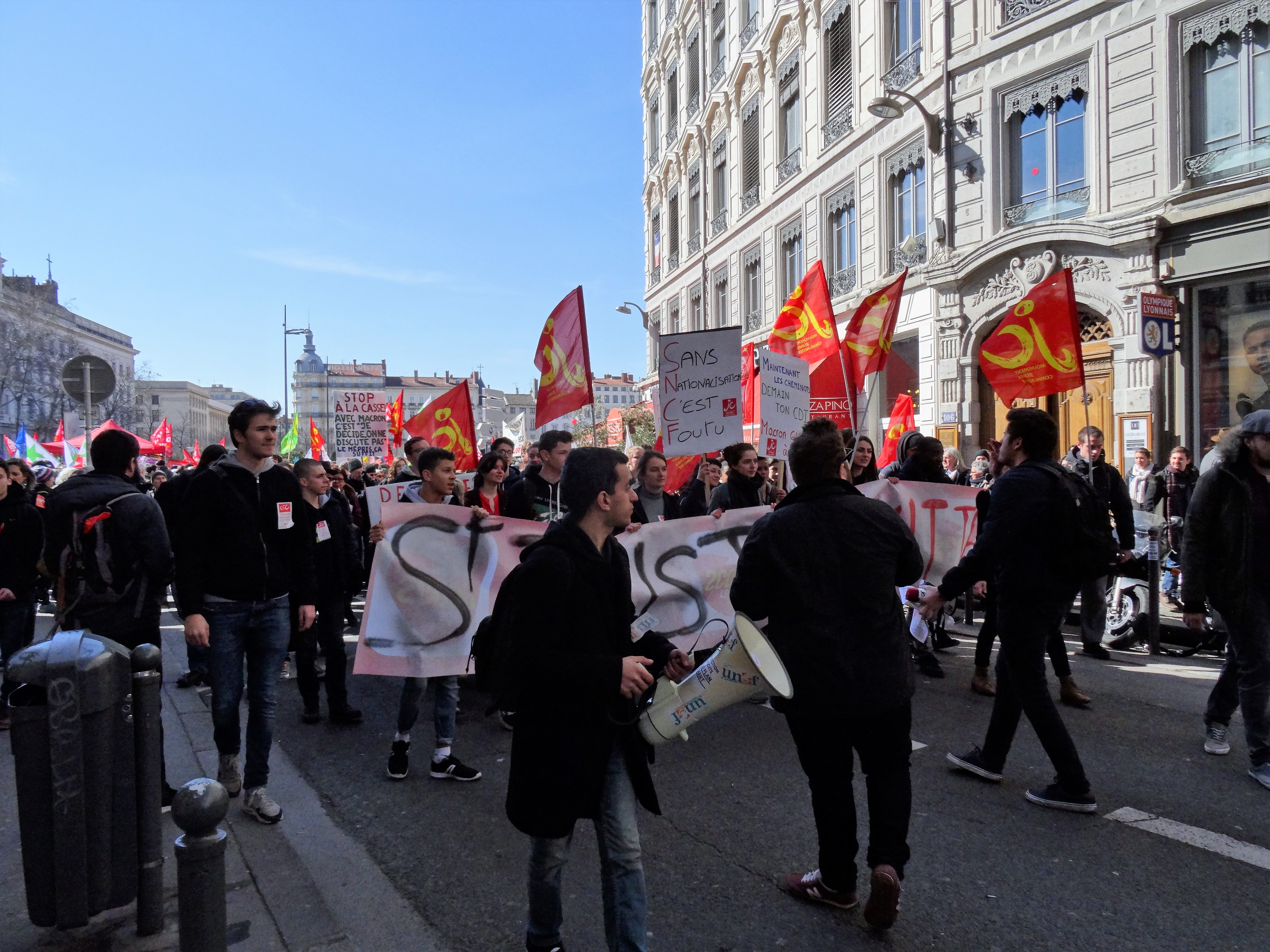 Jeanne Menjoulet from Paris, France — Macron estime que les inquiétudes des jeunes sont instrumentalisées et attisent les violences lycéennes