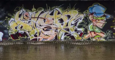 Pour la première fois, l'artiste de rue Clet réinterprète l'ensemble de la signalétique d'un village des Marches. - Finestre sull'Arte