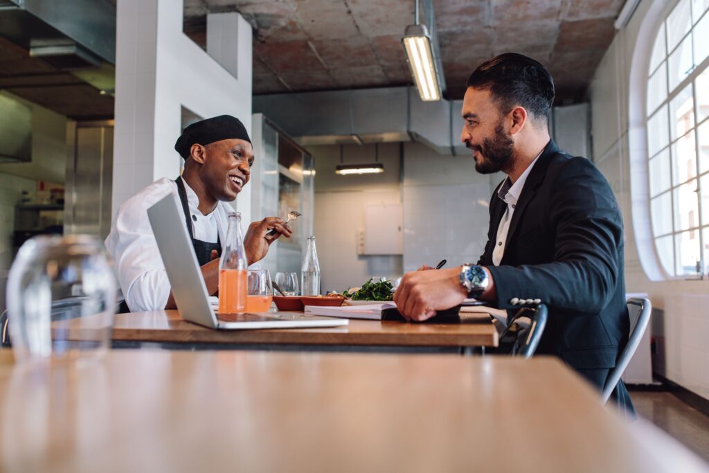 Echange entre un conseiller du groupement d'employeurs et un adhérent.