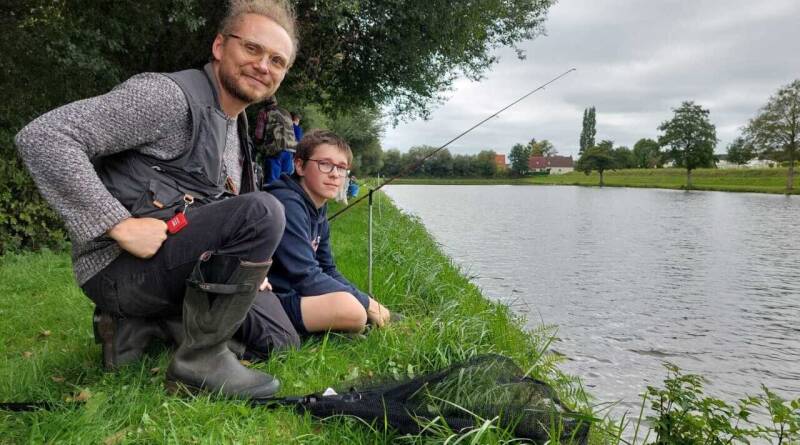 "C’est toute ma vie" : à Flers, Freddy donne des cours de pêche aux enfants