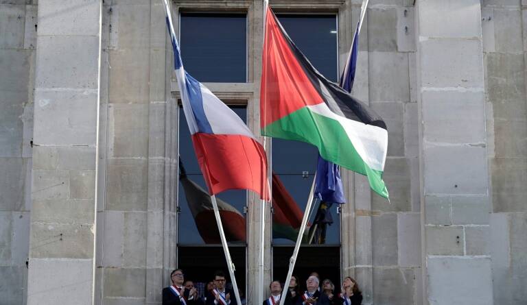 Des drapeaux palestiniens au fronton des mairies lundi, malgré la mise en garde de Beauvau