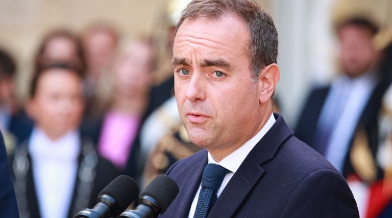 Sébastien Lecornu visé par une plainte pour son " faux master "