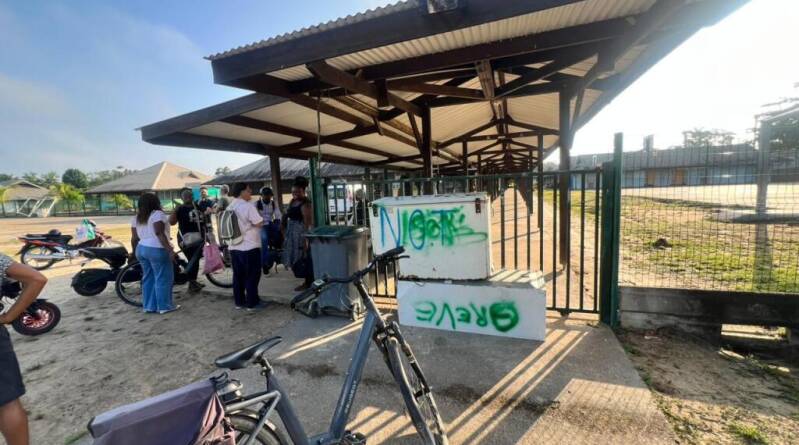 "S'il faut, on restera trois semaines" : des parents d'élèves bloquent les écoles à Grand-Santi