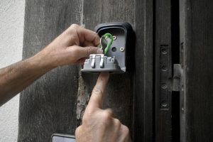 Cambriolages chez les personnes âgées : les voleurs utilisent des boîtes à clés pour entrer