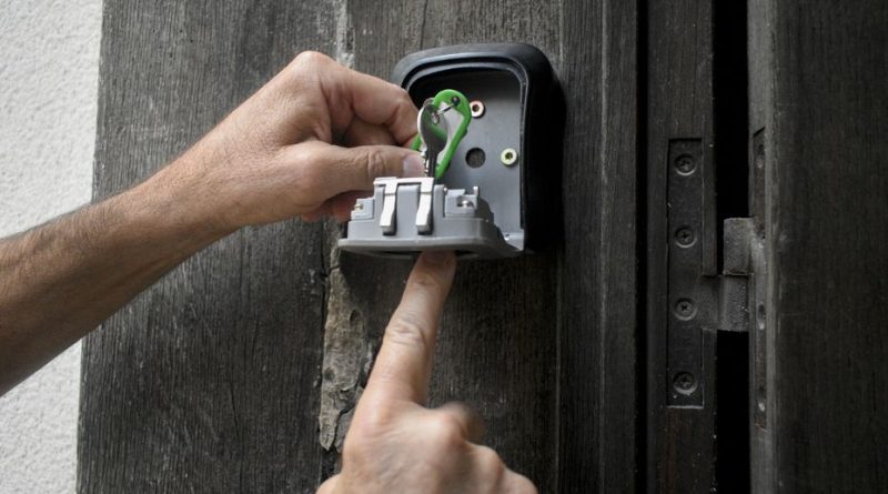 Cambriolages chez les personnes âgées : les voleurs utilisent des boîtes à clés pour entrer
