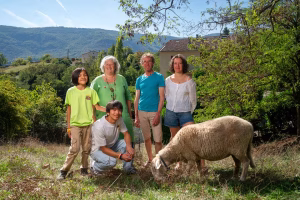 Tiraillements des enfants adoptés tardivement : leur vécu avant l'adoption en France