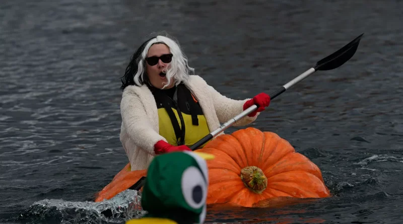 VIDÉO — En Oregon, la régate de citrouilles géantes sur l’eau: la course en images