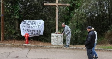 Réécris en français un titre court, viral mais factuel (70–95 caractères), sans superlatifs gratuits ni promesses floues. Garde les mots-clés forts et l’entité principale. Ne renvoie que le titre final, rien d’autre : "Corse : non, la justice ne démonte pas une croix à la demande d’une habitante musulmane"