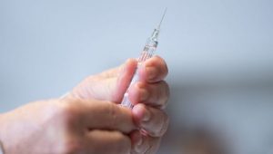 Réécris en français un titre court, viral mais factuel (70–95 caractères), sans superlatifs gratuits ni promesses floues. Garde les mots-clés forts et l’entité principale. Ne renvoie que le titre final, rien d’autre : "Le gouvernement prépare-t-il une vaccination obligatoire contre la grippe et le Covid ?"