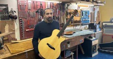 Rémi Huglo, luthier expert en guitare, vous attend ce week-end à Issoudun.