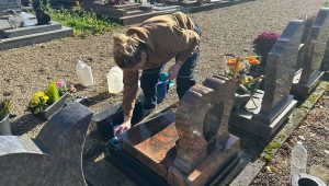 Une policière mosellane nettoie des tombes pendant son temps libre après avoir côtoyé la mort