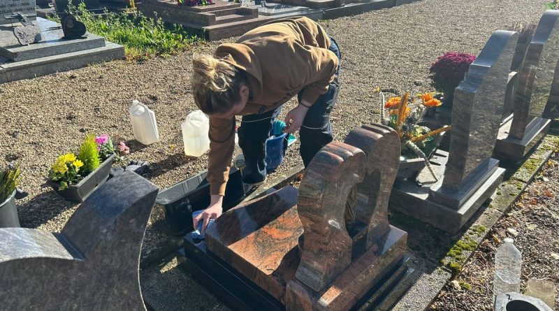 Une policière mosellane nettoie des tombes pendant son temps libre après avoir côtoyé la mort