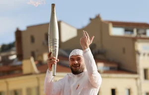 Le passager d’un avion poignarde deux ados avec une fourchette en plein vol