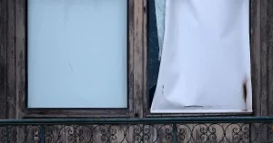 Réécris en français un titre court, viral mais factuel (70–95 caractères), sans superlatifs gratuits ni promesses floues. Garde les mots-clés forts et l’entité principale. Ne renvoie que le titre final, rien d’autre : "Cambriolage du Louvre : est-il vrai que l’alarme n’a pas «sonné» ?"