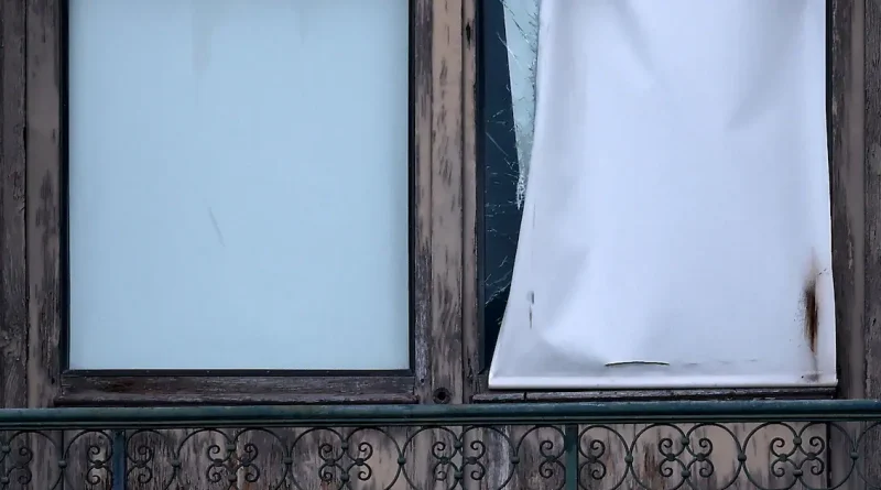 Réécris en français un titre court, viral mais factuel (70–95 caractères), sans superlatifs gratuits ni promesses floues. Garde les mots-clés forts et l’entité principale. Ne renvoie que le titre final, rien d’autre : "Cambriolage du Louvre : est-il vrai que l’alarme n’a pas «sonné» ?"