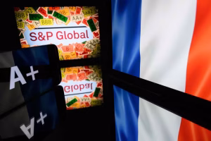 Réécris en français un titre court, viral mais factuel (70–95 caractères), sans superlatifs gratuits ni promesses floues. Garde les mots-clés forts et l’entité principale. Ne renvoie que le titre final, rien d’autre : "Quelle est la note de la dette française chez Moody’s, Fitch et S&P, et comment a-t-elle évolué ?"