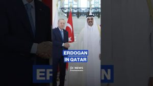 Reformule ce titre en français, ≤ 60 caractères, captivant et factuel : "Qatar’s Emir welcomes Erdoğan during his Gulf tour" Ne réponds que par le titre final.