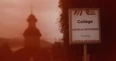 Réécris en français un titre court, viral mais factuel (70–95 caractères), sans superlatifs gratuits ni promesses floues. Garde les mots-clés forts et l’entité principale. Ne renvoie que le titre final, rien d’autre : "Affaire Bétharram : un ancien élève convoqué par la justice pour une caricature de François Bayrou"