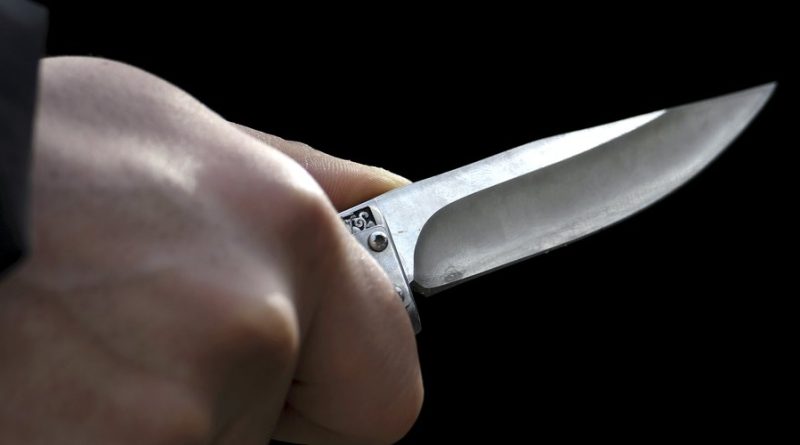 Dîner presque parfait : un homme ivre terrorise sa famille et blesse un ami avec un pichet