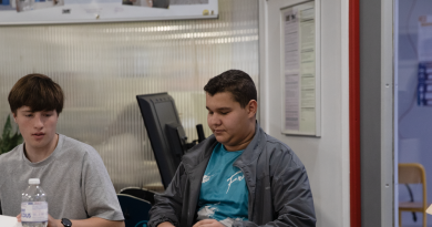 Samy, 16 ans, se forme au baby-sitting pour financer son permis de conduire