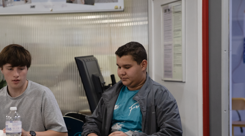 Samy, 16 ans, se forme au baby-sitting pour financer son permis de conduire