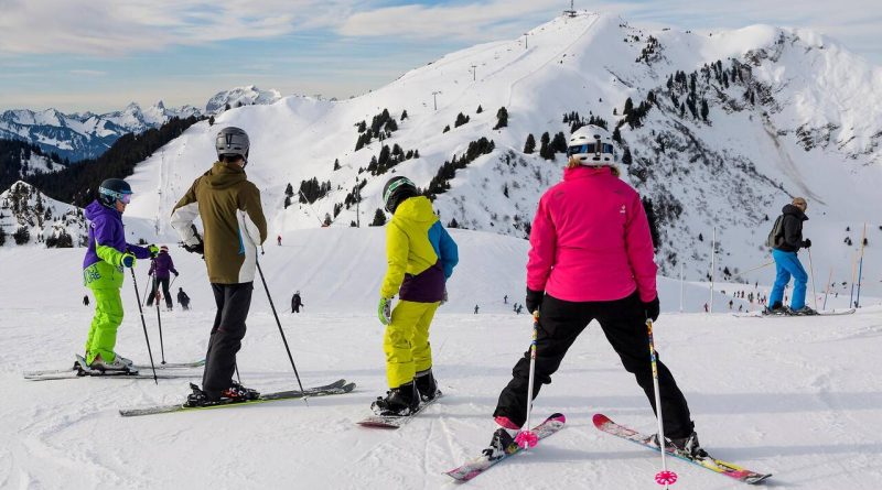 Le port du casque devient obligatoire sur les pistes de ski en Italie, une première en Europe