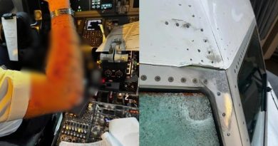 Un pilote de Boeing blessé à 11 km d'altitude par un objet mystérieux fracassant le pare-brise
