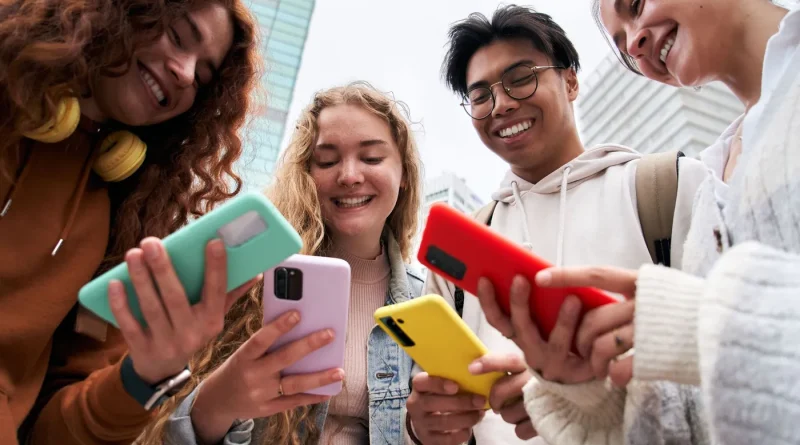 « Les adolescents cherchent sur les réseaux sociaux ce qui leur manque dans la vie réelle »
