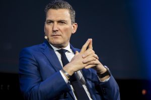 Le ministre Solomon propose une limite d'âge pour les agents conversationnels