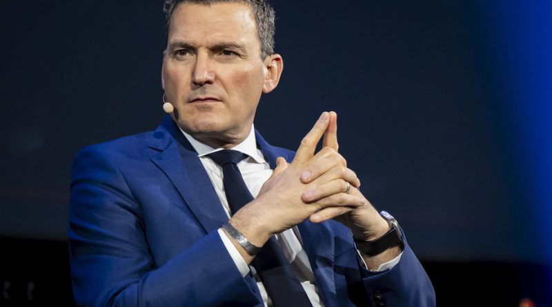 Le ministre Solomon propose une limite d'âge pour les agents conversationnels