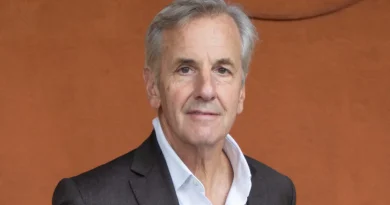 Bernard de La Villardière envisage de quitter la France : 'J'y songe', révèle-t-il.