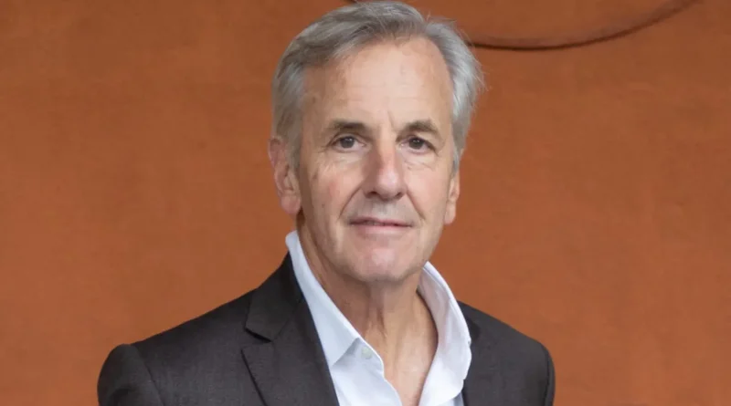 Bernard de La Villardière envisage de quitter la France : 'J'y songe', révèle-t-il.