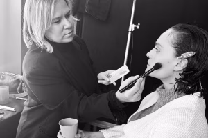 Carole Colombani, make-up artiste, dévoile sa nouvelle collection de pinceaux de maquillage.