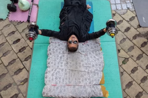 Les retraités chinois transforment les parcs en salles de sport pour des 'corps d'acier'
