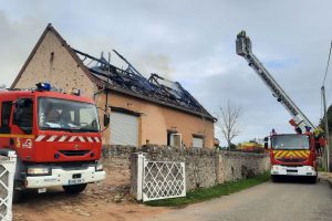 Un gîte détruit par un incendie : la toiture s'est embrasée en quelques instants.