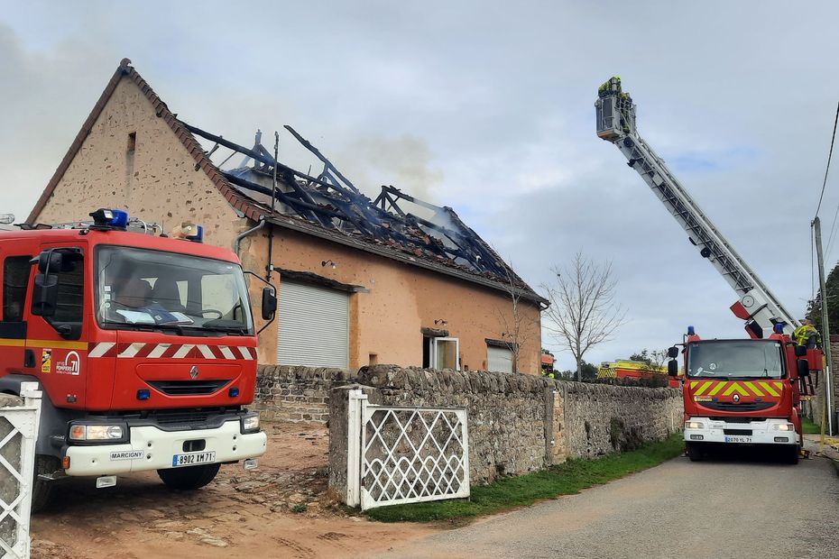Un gîte détruit par un incendie : la toiture s'est embrasée en quelques instants.