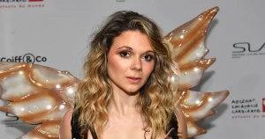 Une influenceuse pose nue pour renforcer sa confiance en elle, provoquant la colère des sexistes