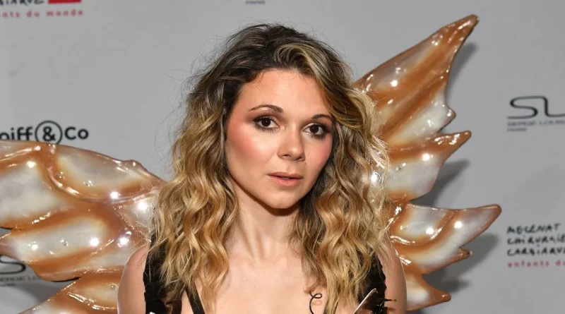 Une influenceuse pose nue pour renforcer sa confiance en elle, provoquant la colère des sexistes