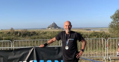 À 64 ans, Denis Garde participe au triathlon Bayman du Mont-Saint-Michel, "le sport est bon pour le physique"