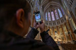 À Chartres, l'intelligence artificielle fait parler les vitraux de la cathédrale, une première mondiale