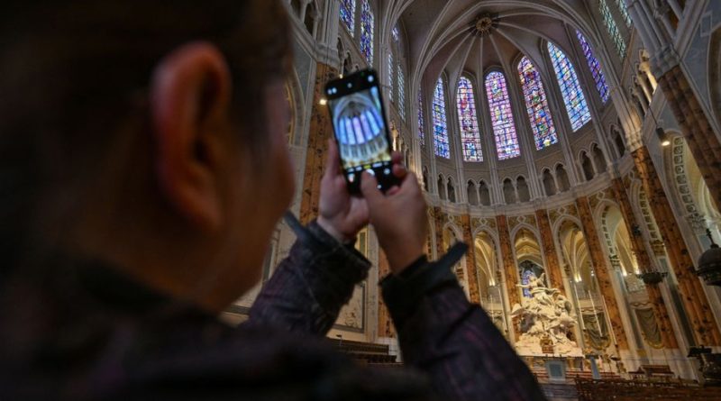 À Chartres, l'intelligence artificielle fait parler les vitraux de la cathédrale, une première mondiale