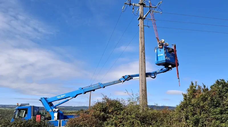 À Saint-Beauzély, un chantier exemplaire pour protéger les vautours des lignes électriques