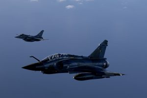 Macron confirme l'envoi de missiles antiaériens et de Mirages à Kiev