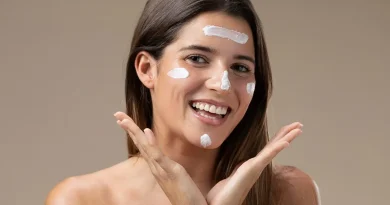 Femme souriante avec des touches de BB crème sur le visage