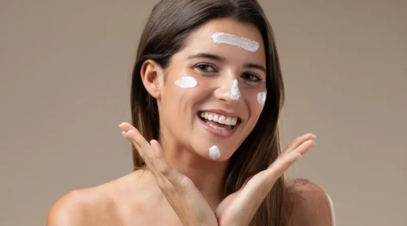Femme souriante avec des touches de BB crème sur le visage