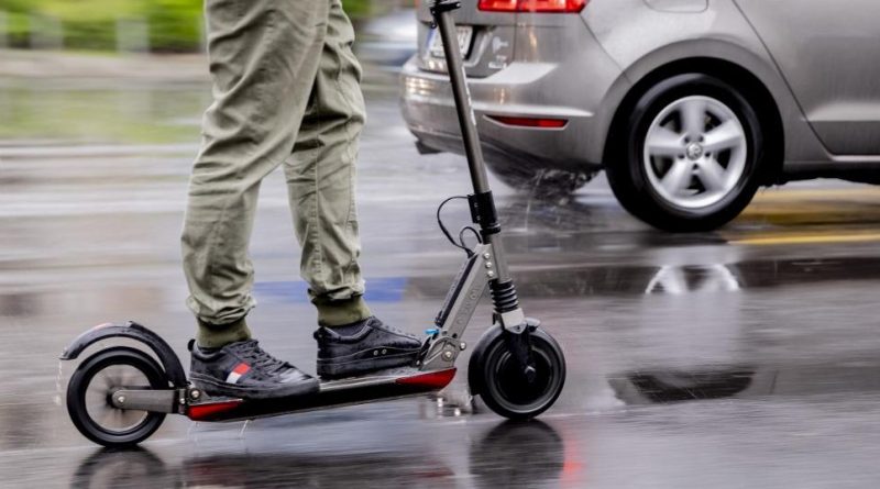 Campagne de répression "fructueuse" contre les  trottinettes électriques en ville de Genève | RTS